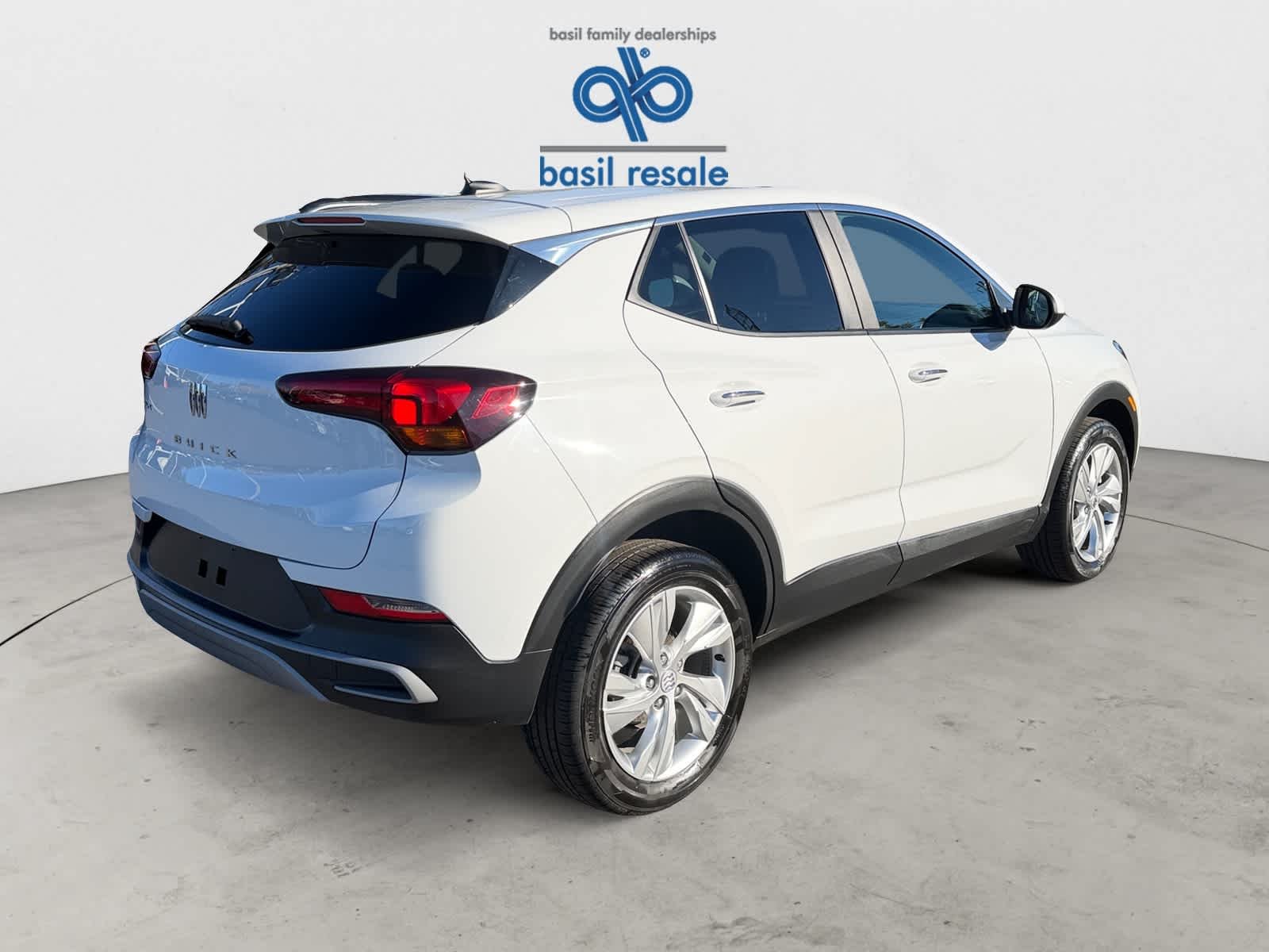 Used 2025 Summit White Buick Preferred image 7