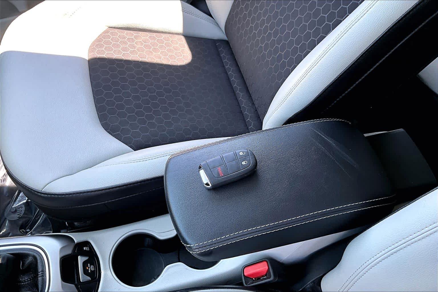 Used 2018 Laser Blue Pearlcoat Jeep Latitude image 14