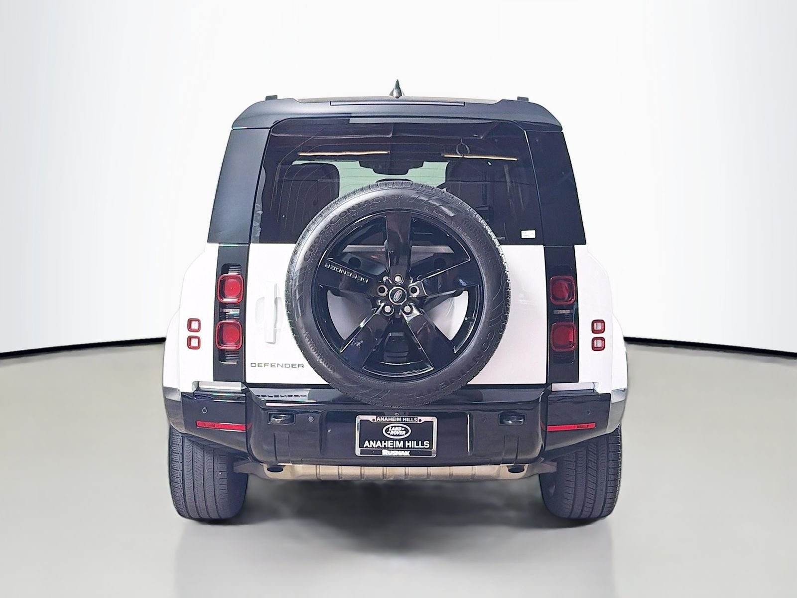 Used 2024 Fuji White Land Rover X-Dynamic SE image 4