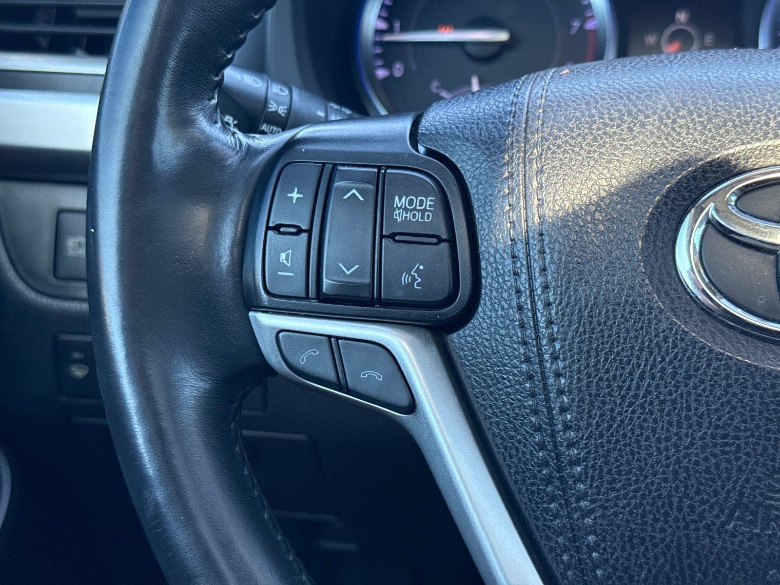 Used 2019 Shoreline Blue Pearl Toyota XLE image 29