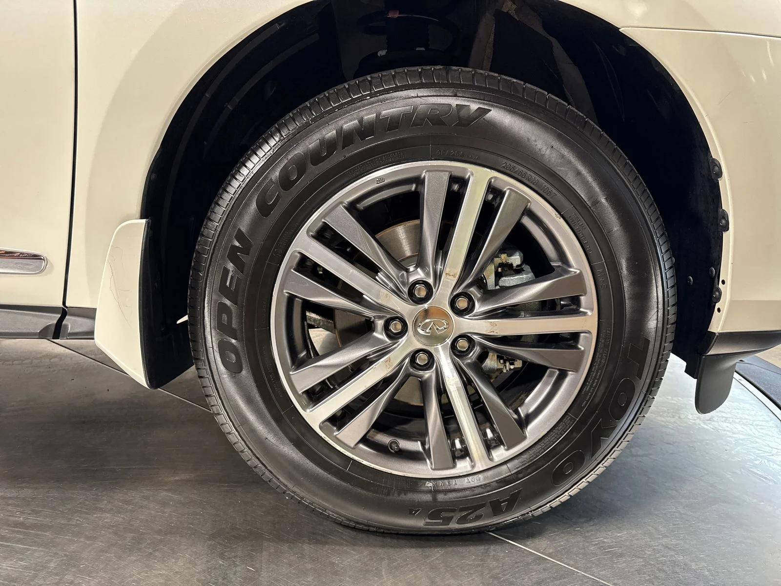 Used 2019 White INFINITI LUXE image 15