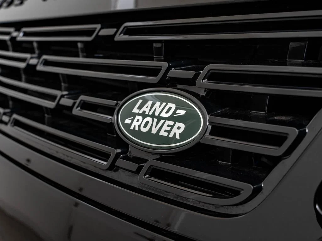 New 2026 Santorini Black Metallic Land Rover Dynamic SE image 3