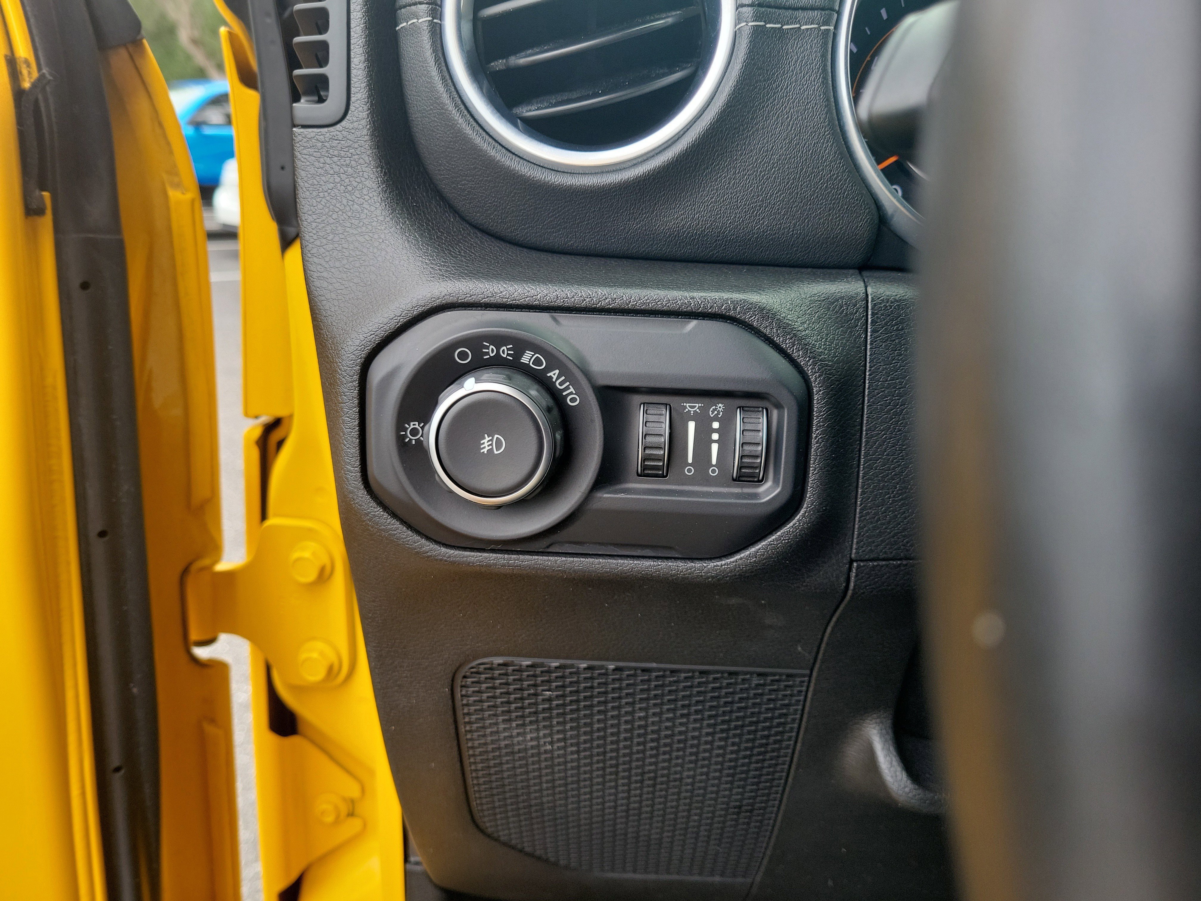 Used 2018 Hellayella Clearcoat Jeep Sahara image 27