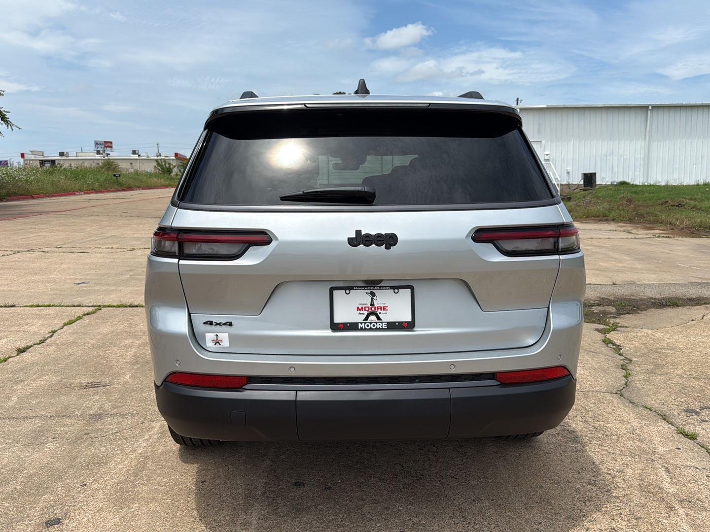 New 2026 Silver Zynith Exterior Paint Jeep Limited image 6