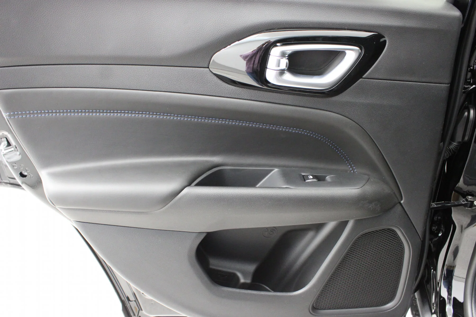 New 2026 Diamond Black Crystal Pearl-Coat Exterior Paint Jeep Latitude Altitude 4x4 image 17