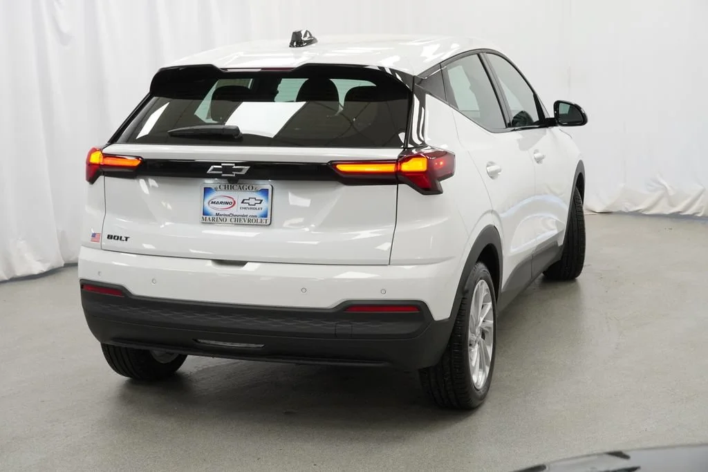 New 2027 Summit White Chevrolet LT image 3