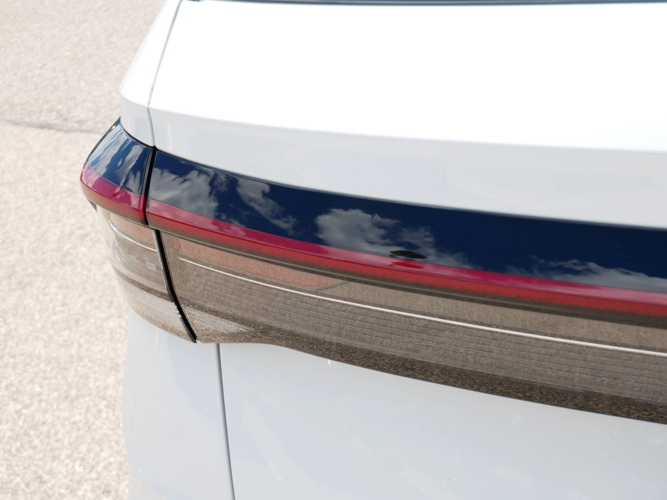 Used 2025 Pure White Volkswagen SEL image 17