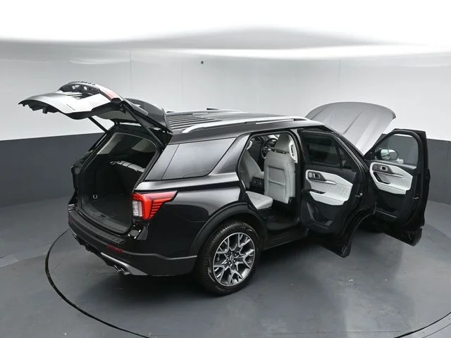 Used 2025 Black Metallic Ford Platinum image 61