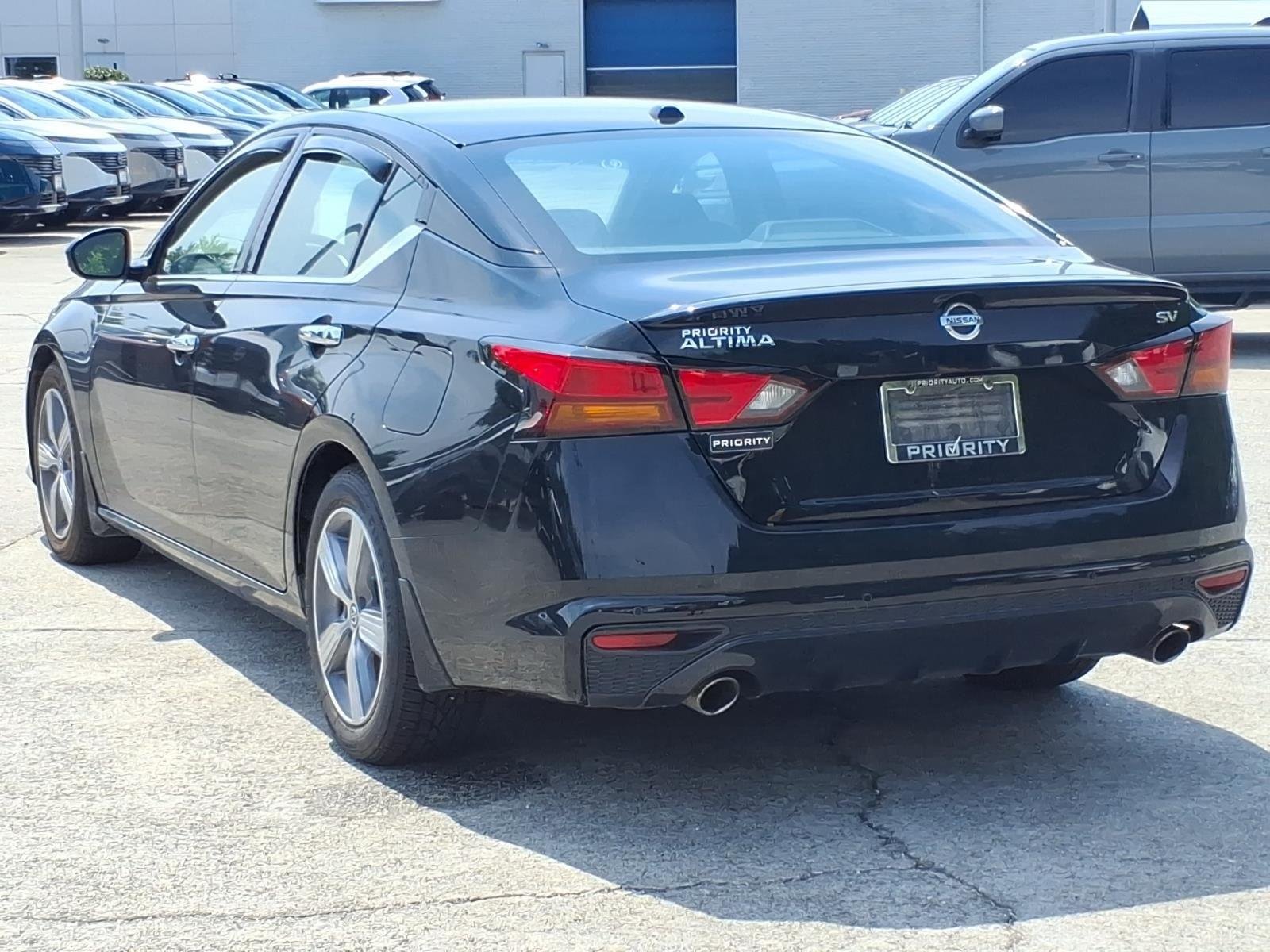 Used 2019 Super Black Nissan 2.5 SV image 9