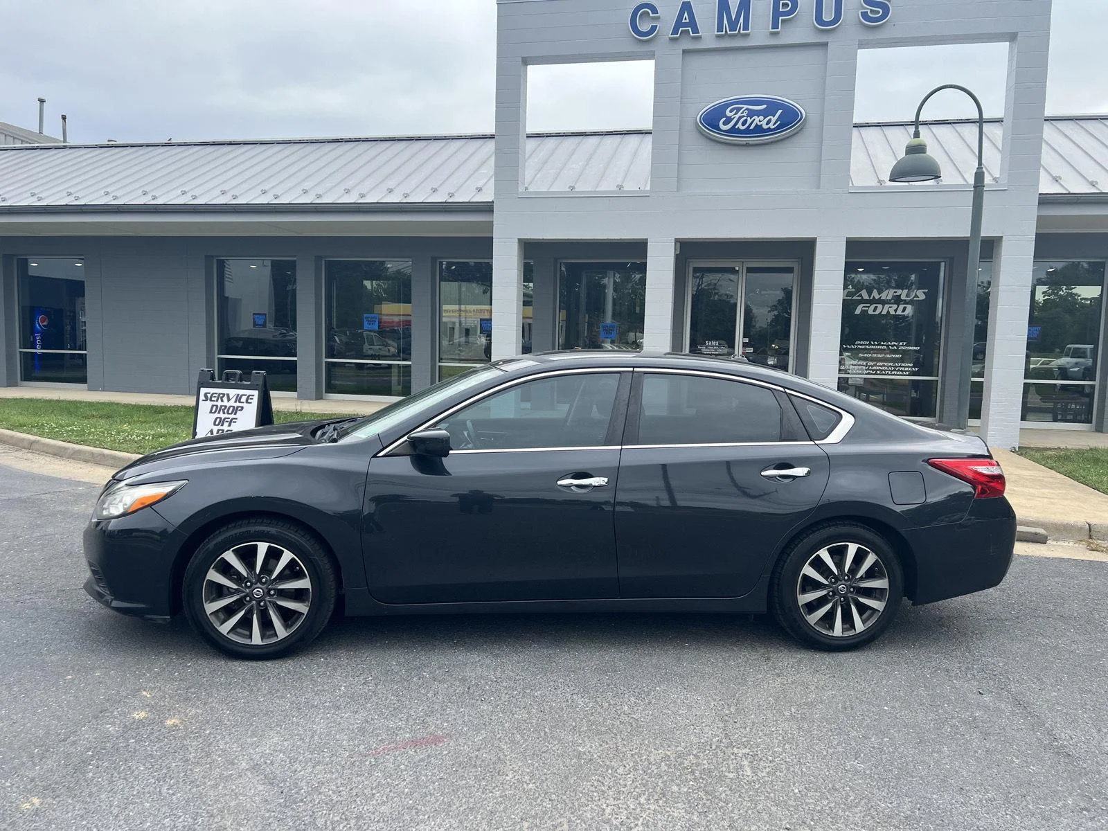 Used 2017 Nissan Altima SV with VIN 1N4AL3AP8HC277326 for sale in Waynesboro, VA