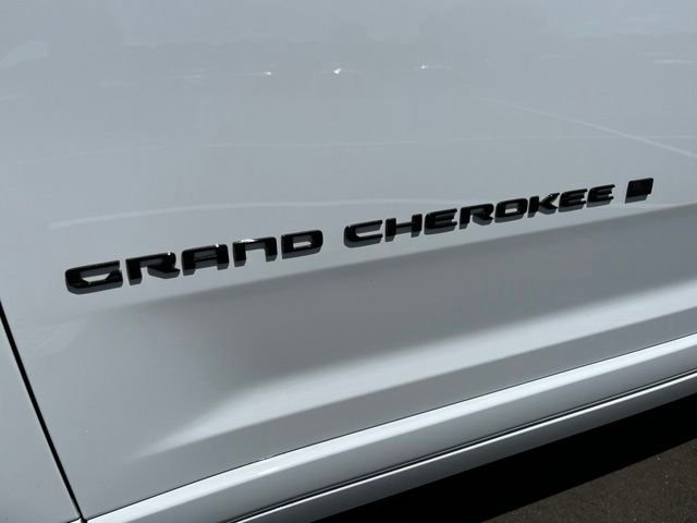 New 2026 Bright White Clear-Coat Exterior Paint Jeep Limited Reserve image 12