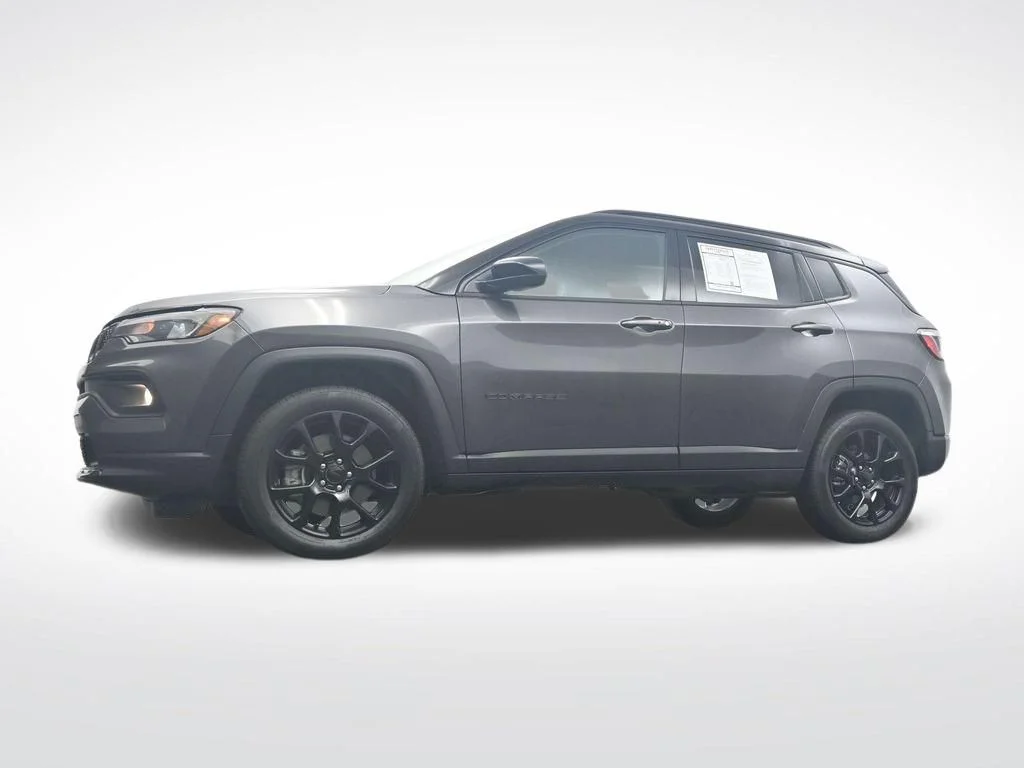 Used 2024  Jeep Latitude image 29
