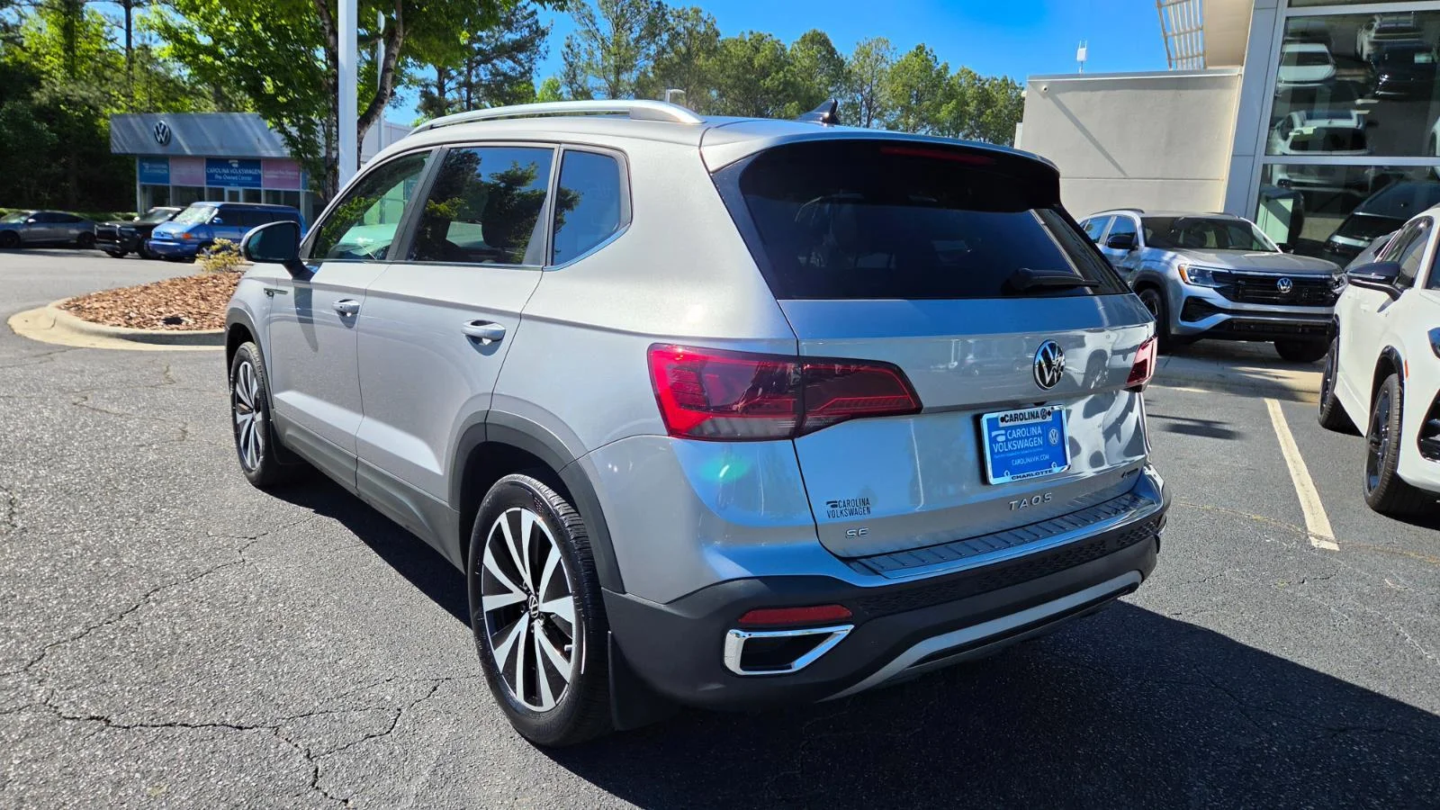 Certified Used 2023 Pyrite Silver Metallic Volkswagen SE image 4
