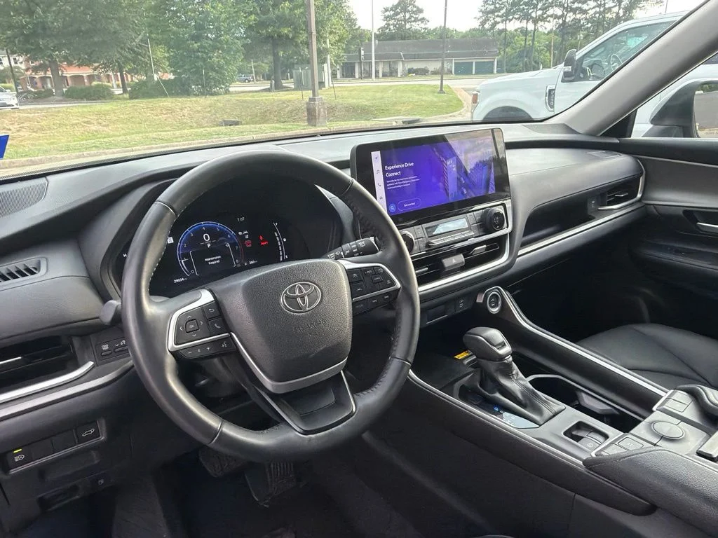 Used 2025 Silver Toyota XLE image 18