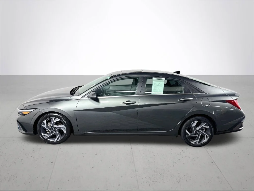 Used 2025 Gray Hyundai SEL Convenience image 9