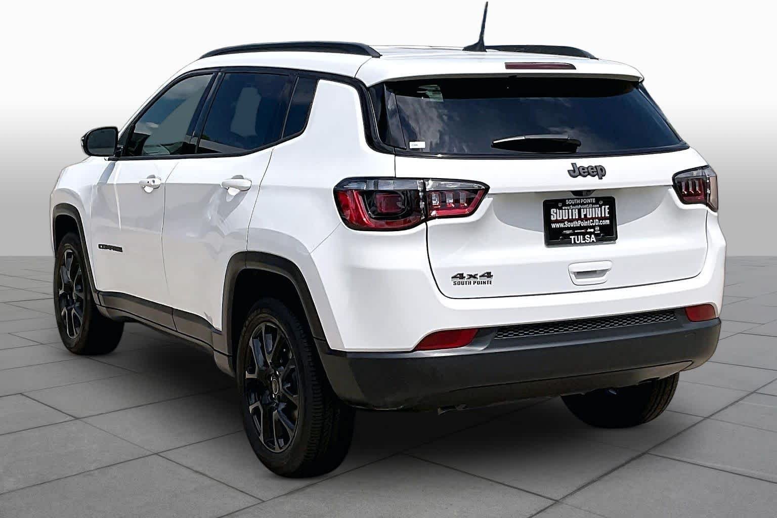 New 2026 Bright White Clearcoat Jeep Latitude image 12