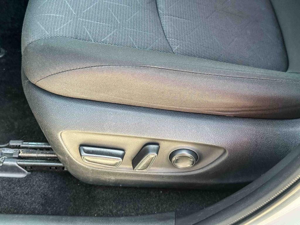 2025 Toyota RAV4 XLE - Photo 15