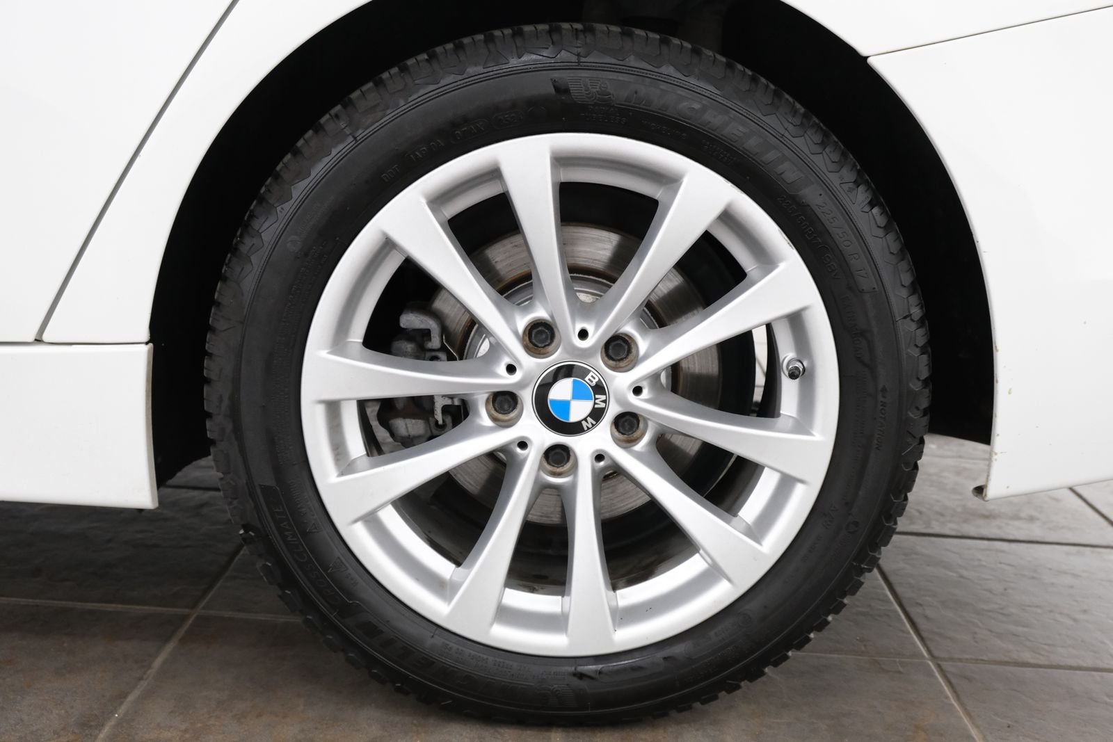 Used 2018 Alpine White BMW 320i xDrive image 35