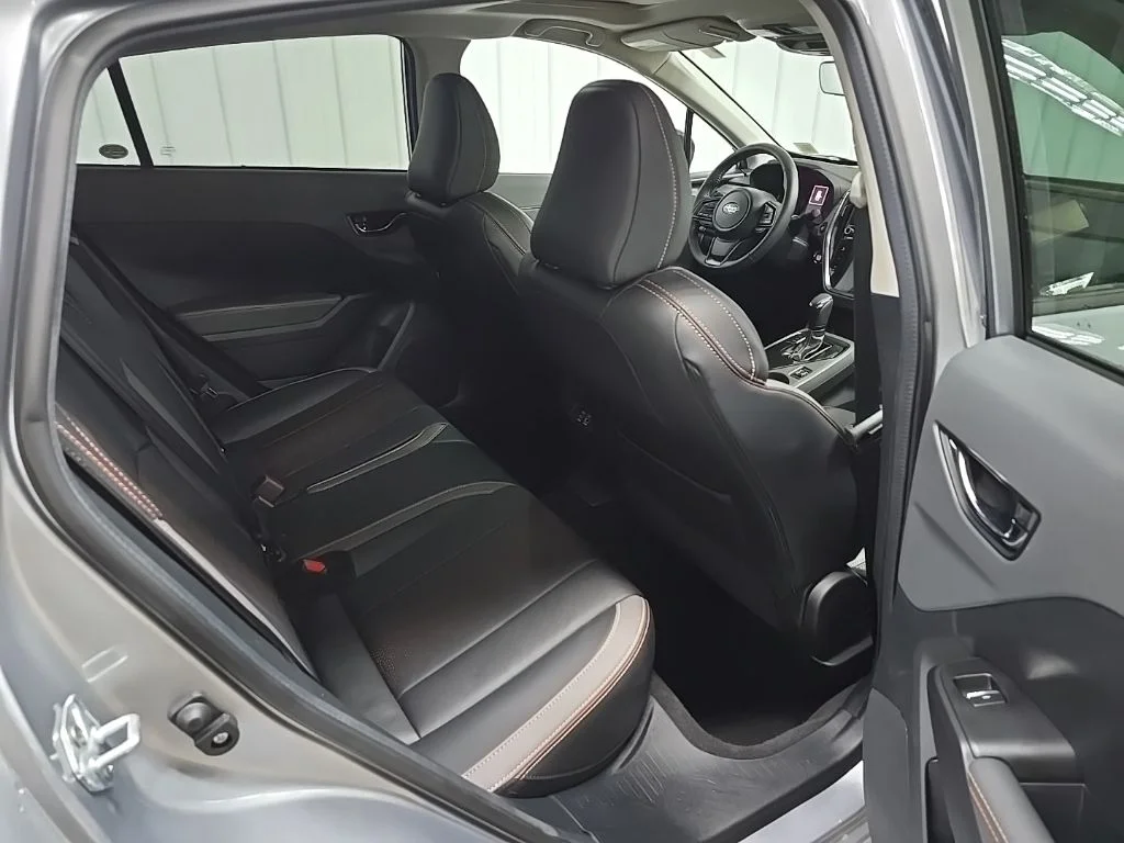 Used 2025 Ice Silver Metallic Subaru Limited image 18