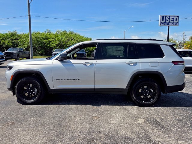 New 2026 Silver Zynith Exterior Paint Jeep Laredo Altitude image 4