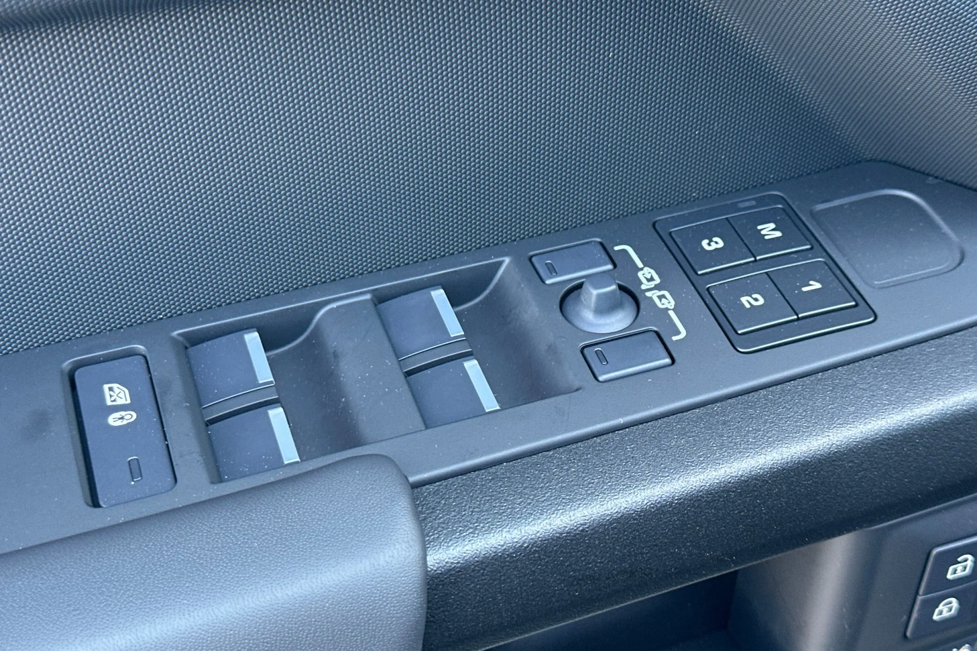 New 2026 Santorini Black Land Rover V8 image 15