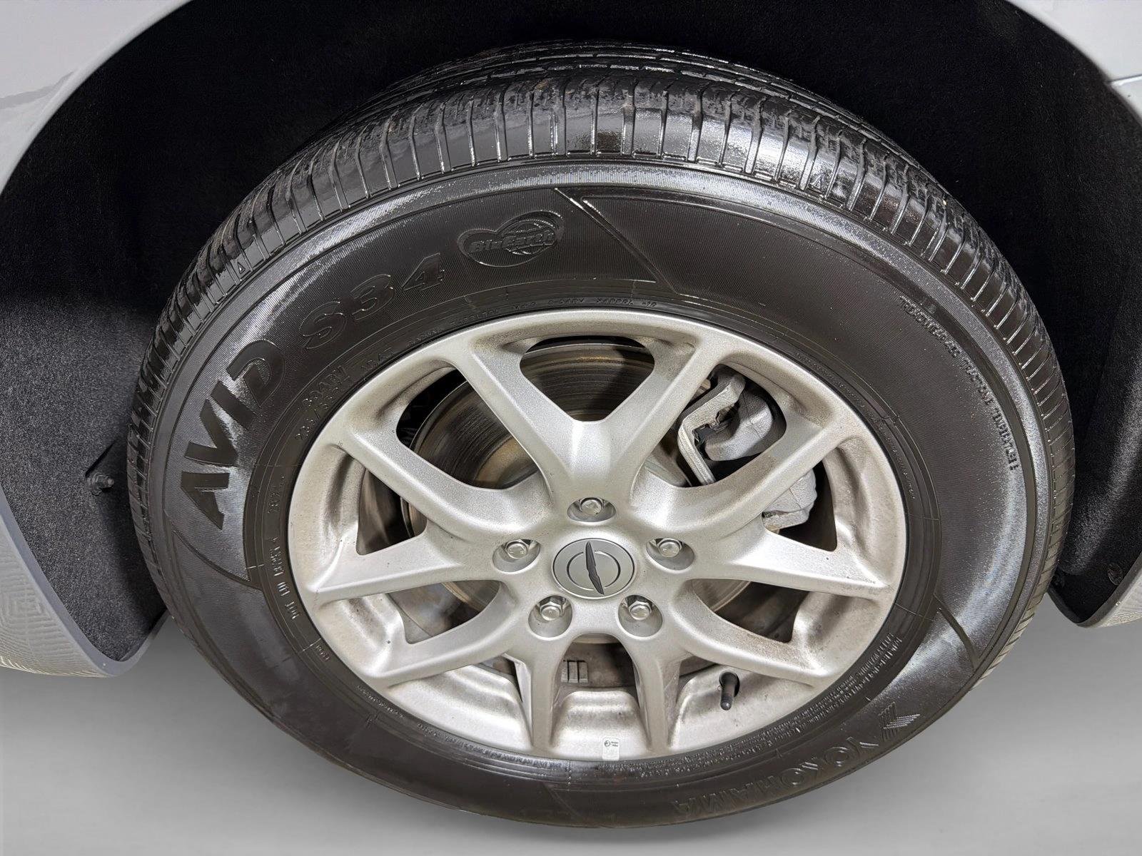 Used 2025 Ceramic Gray Clearcoat Chrysler Select image 19