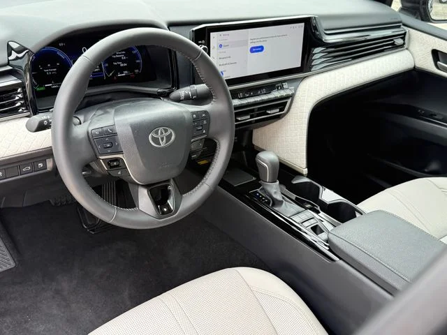 Used 2025  Toyota XLE image 10