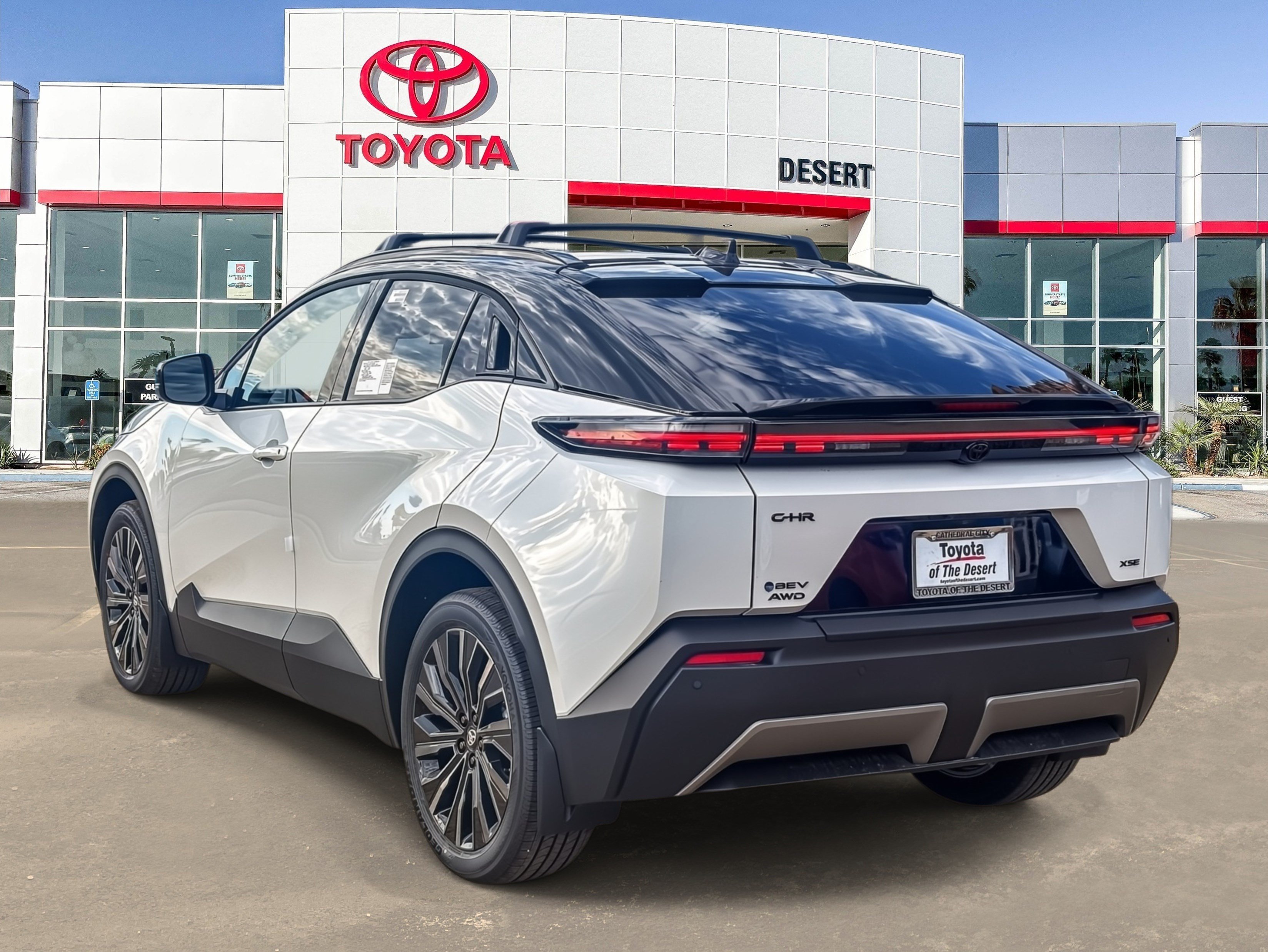 New 2026 Wind Chill Pearl with Midnight Black Metallic roof <sup>1</sup> Toyota  XSE image 4