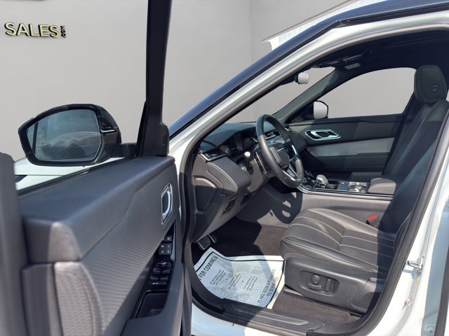 Used 2022 White Land Rover R-Dynamic S image 27