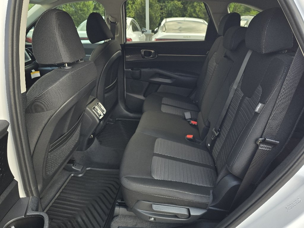 2026 Kia Sorento LX - Photo 4