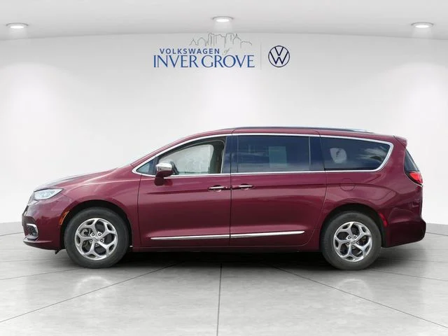 Used 2021 Velvet Chrysler Limited image 4