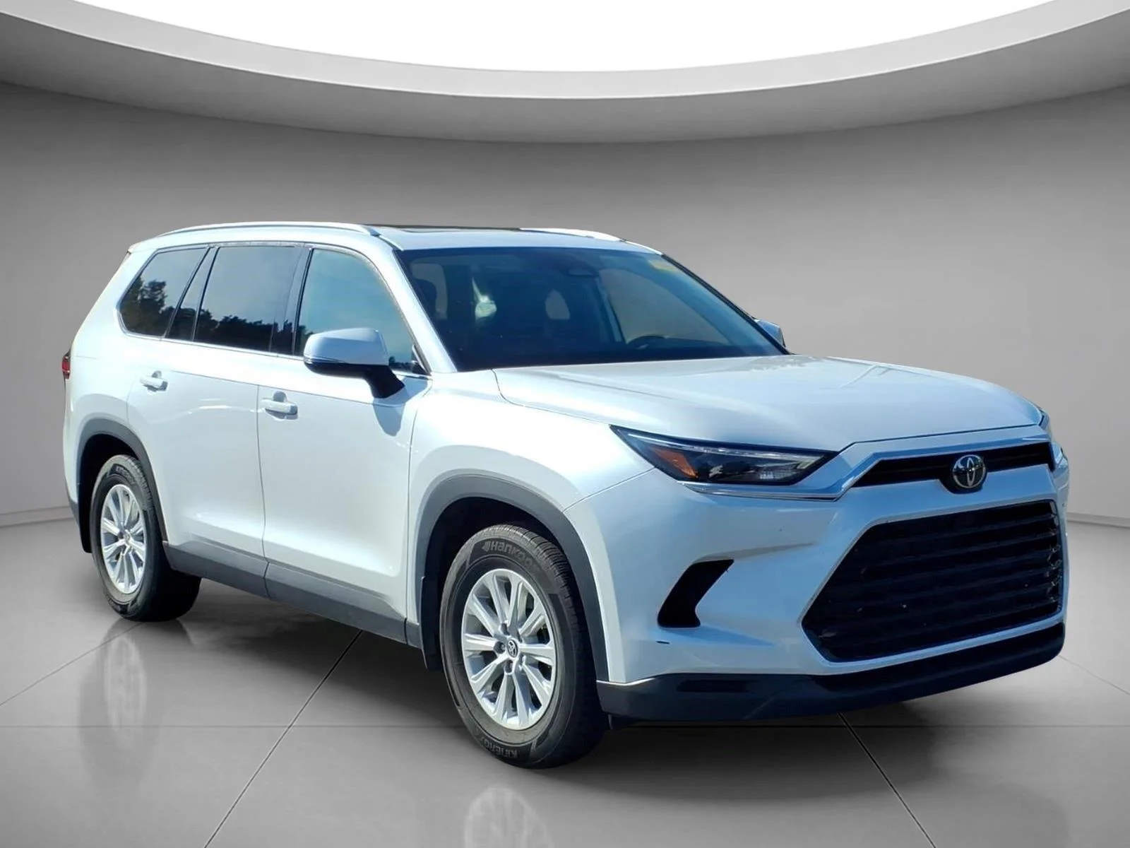 Used 2024 Wind Chill Pearl Toyota XLE image 1