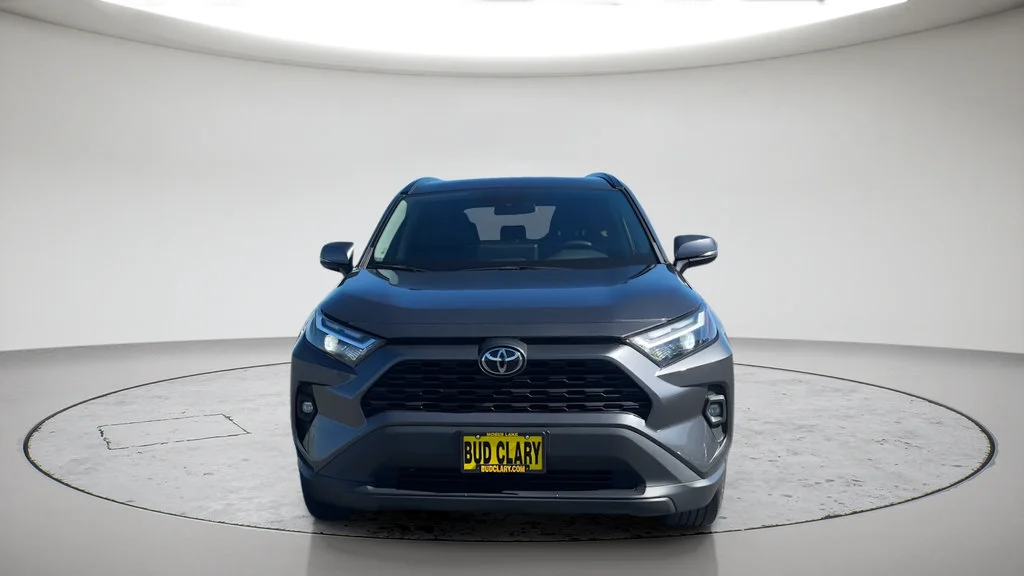 Used 2023  Toyota XLE Premium image 2