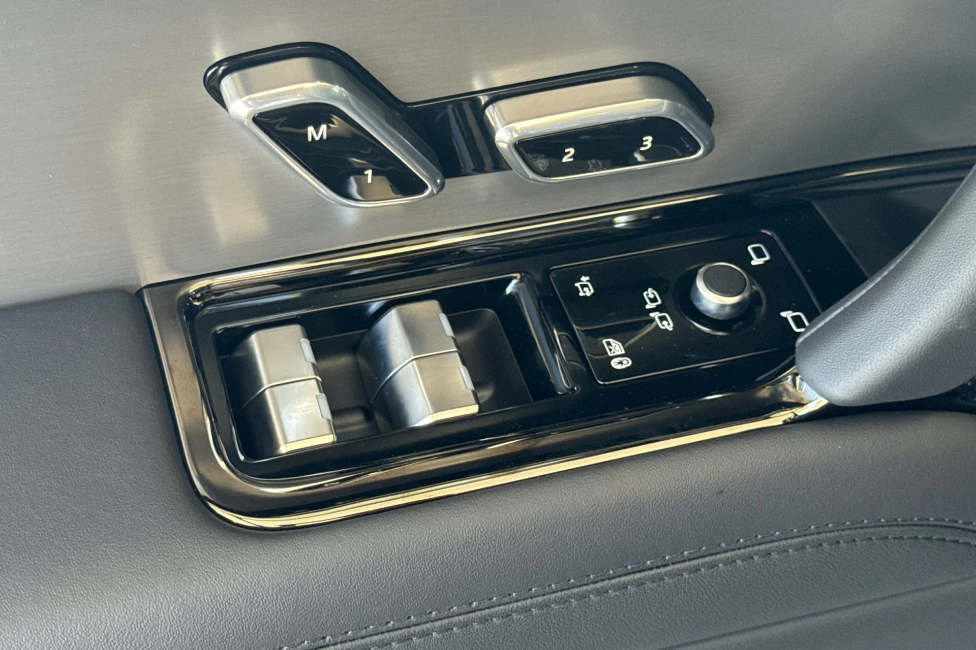 New 2026 Santorini Black Land Rover SE image 15
