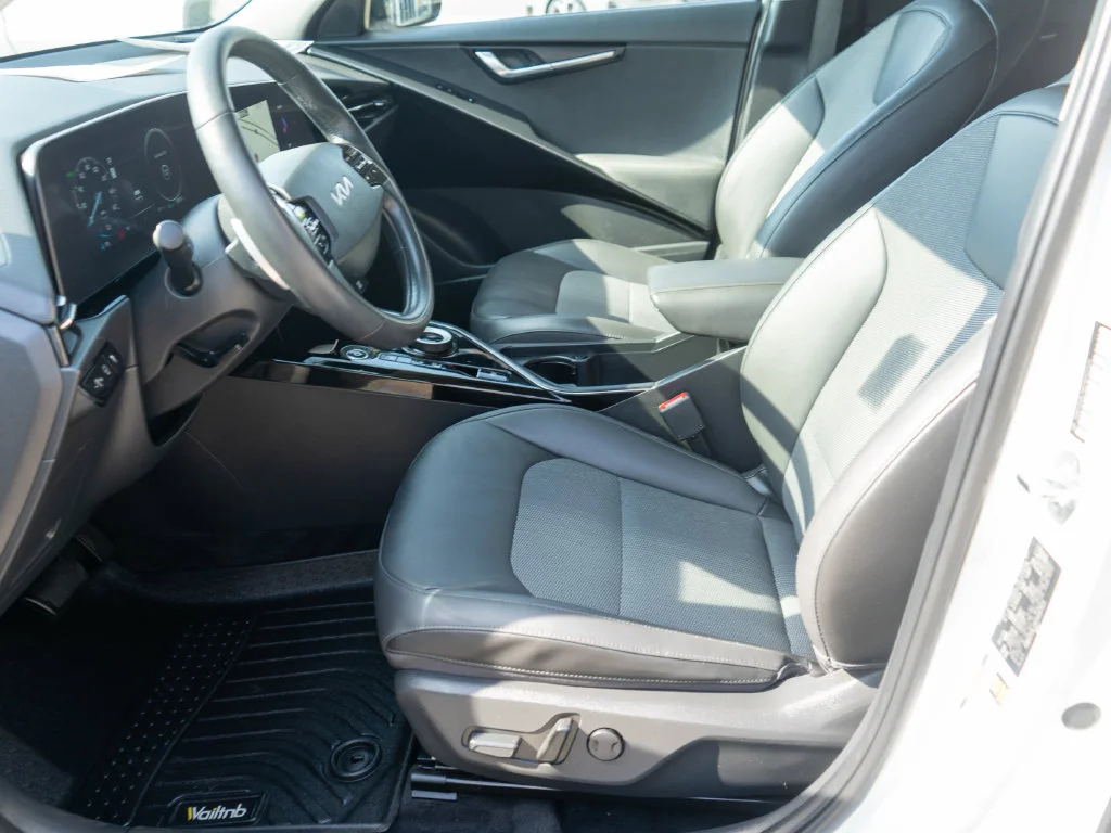 Certified Used 2023 White Kia Wind image 12