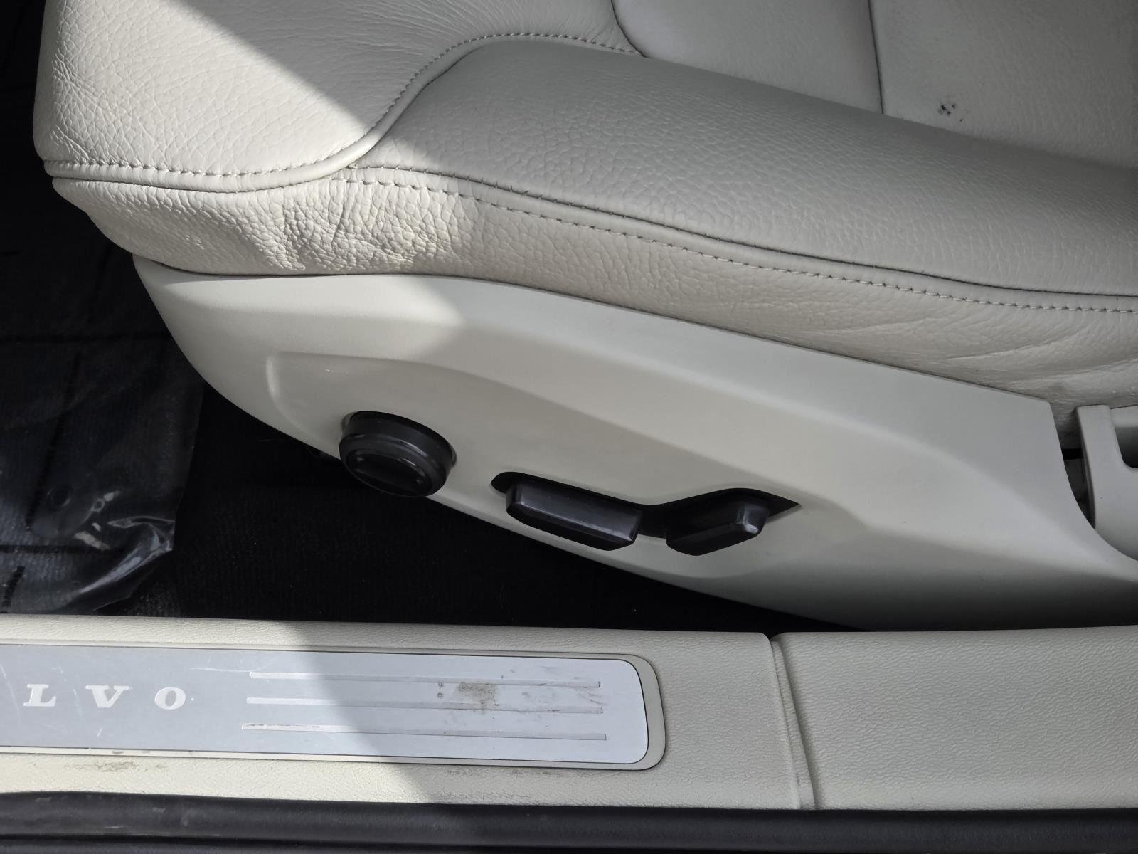 Used 2019 Crystal White Pearl Metallic Volvo Momentum image 31