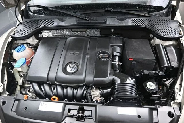 Used 2013 Silver Volkswagen 2.5L image 24