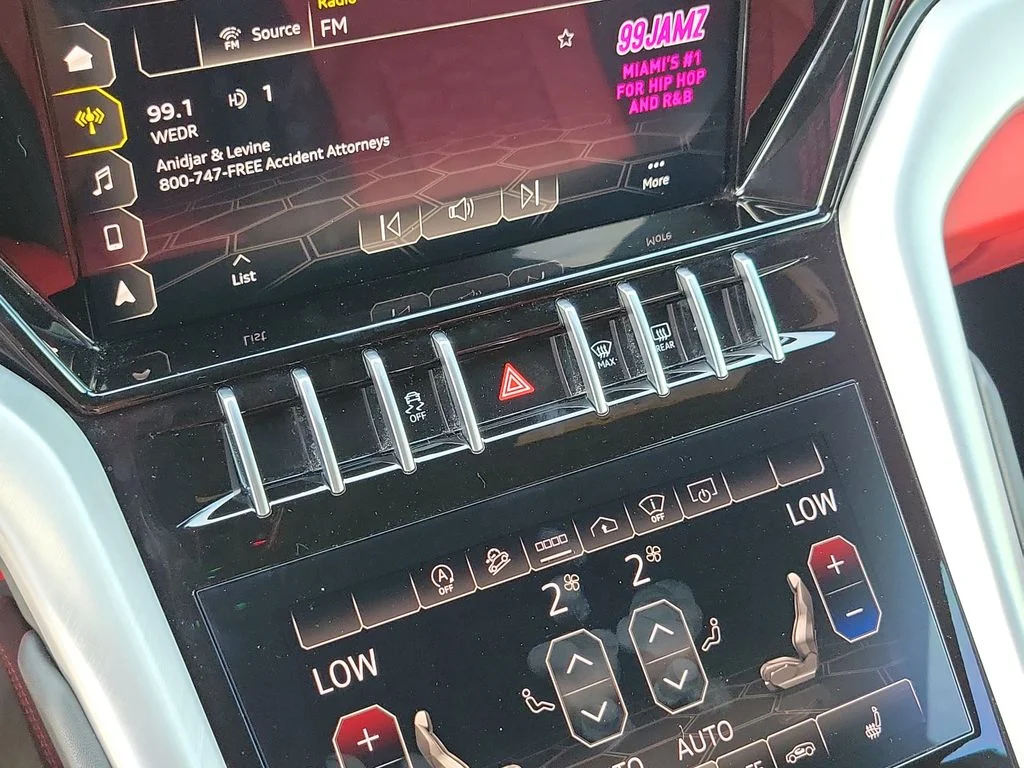 Used 2022 White Lamborghini Base image 29