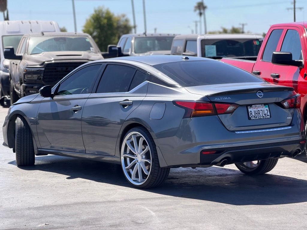 Used 2019 Gun Metallic Nissan 2.5 SR image 3