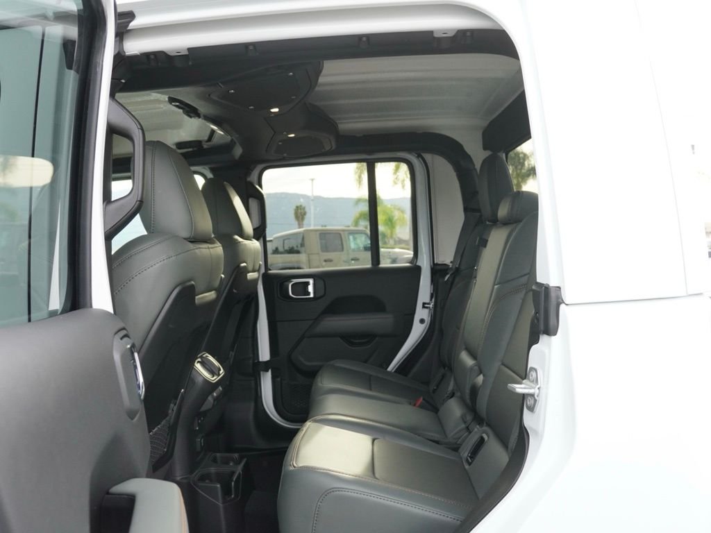 New 2026 Bright White Clear-Coat Exterior Paint Jeep Mojave image 19