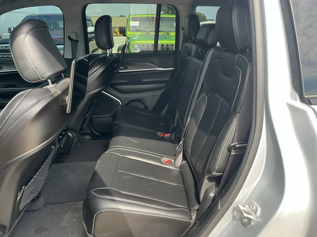 Used 2023 Silver Zynith Jeep 4xe image 27