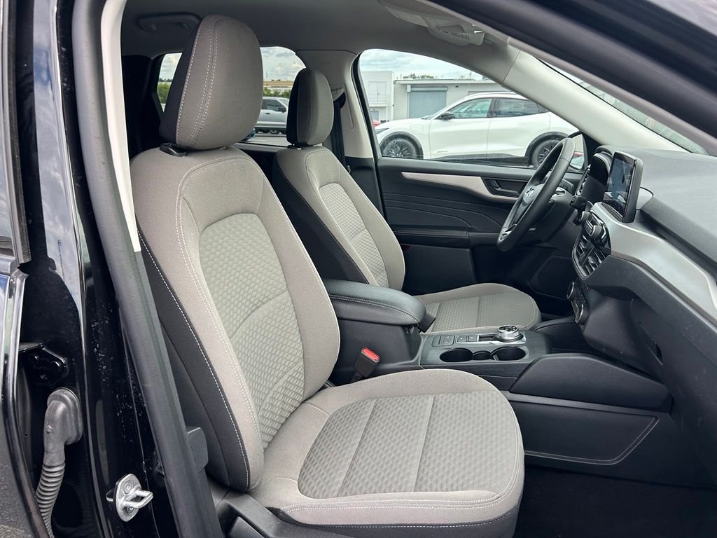 Used 2022 Black Ford SE image 24