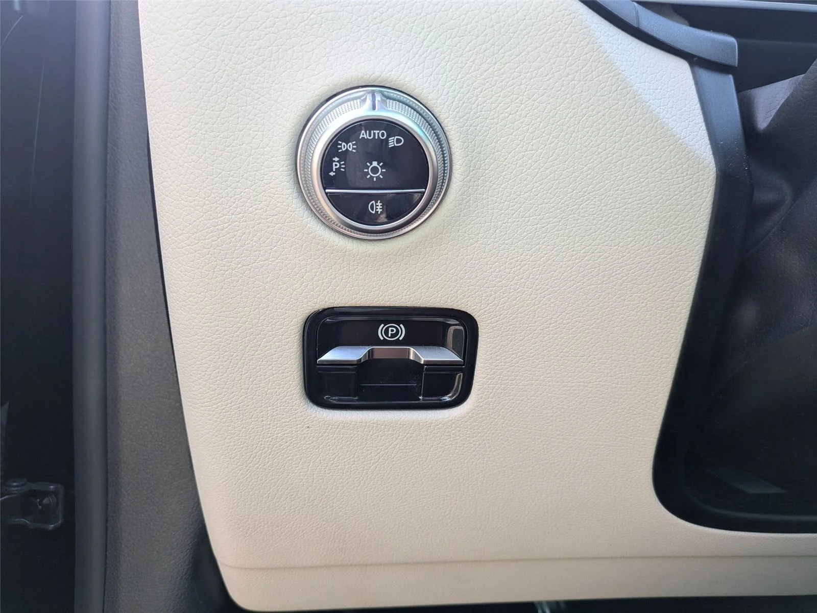 Used 2024 Black Mercedes-Benz GLC 300 image 17