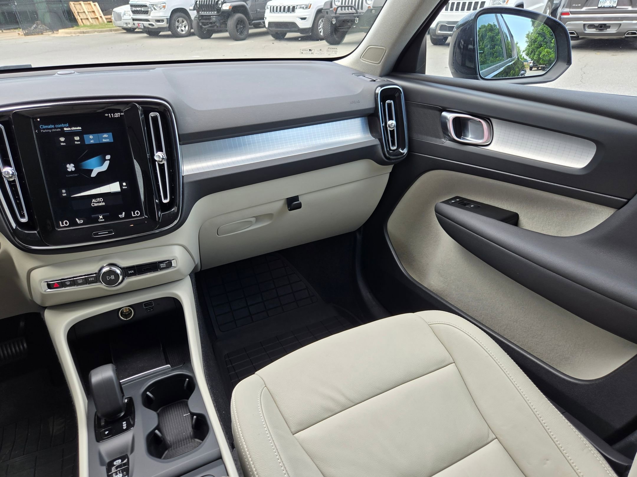 Used 2022 Denim Blue Metallic Volvo Momentum image 11