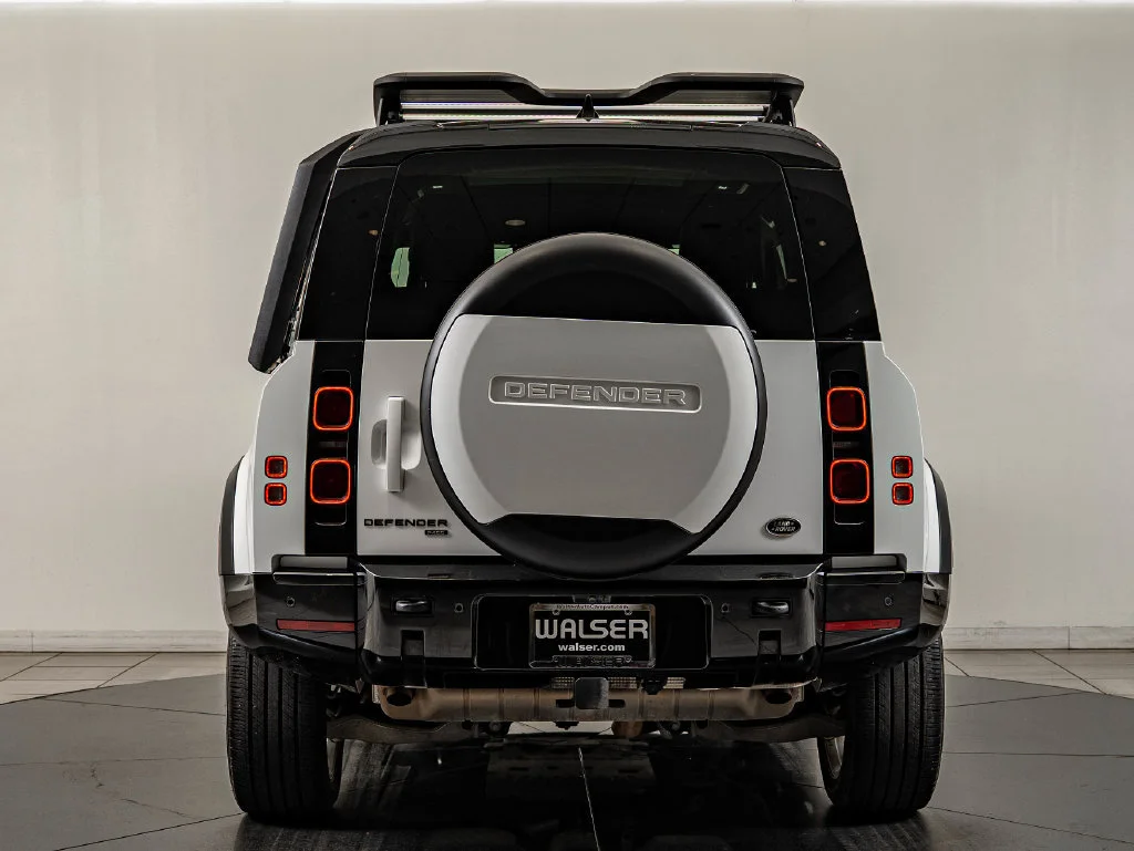 Used 2023 White Land Rover X-Dynamic SE image 6