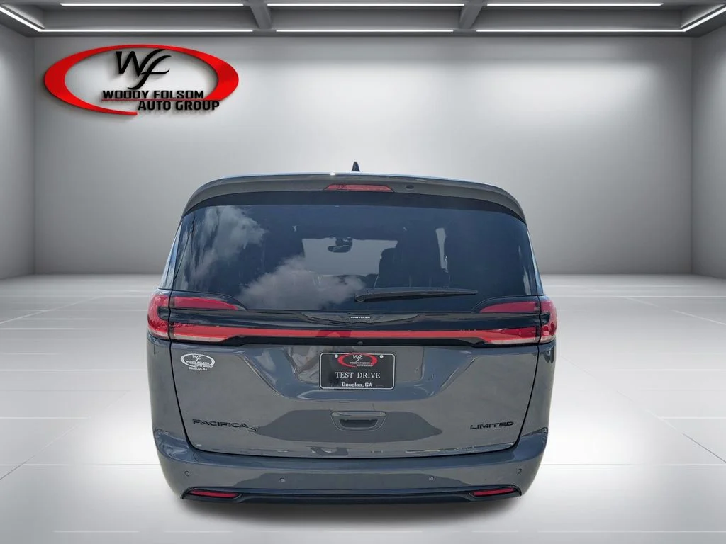 Used 2025 White Chrysler Limited image 5