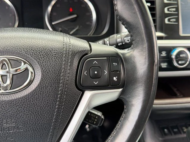 Used 2015 Black Toyota XLE V6 image 21