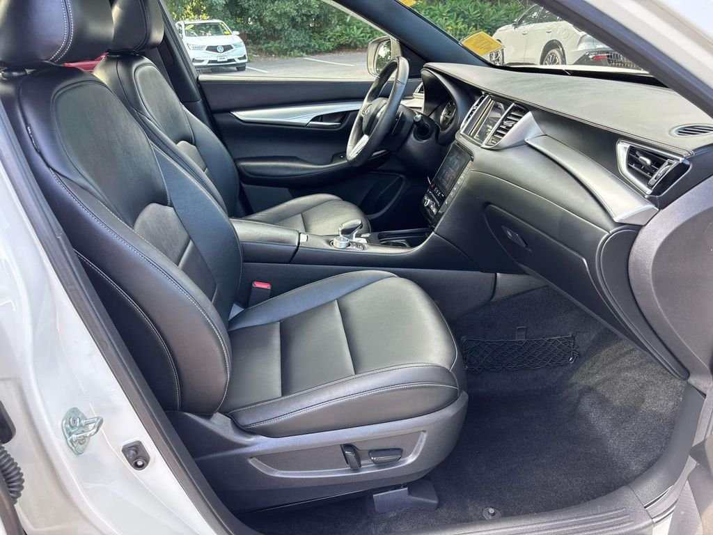 Used 2021 White INFINITI LUXE image 17