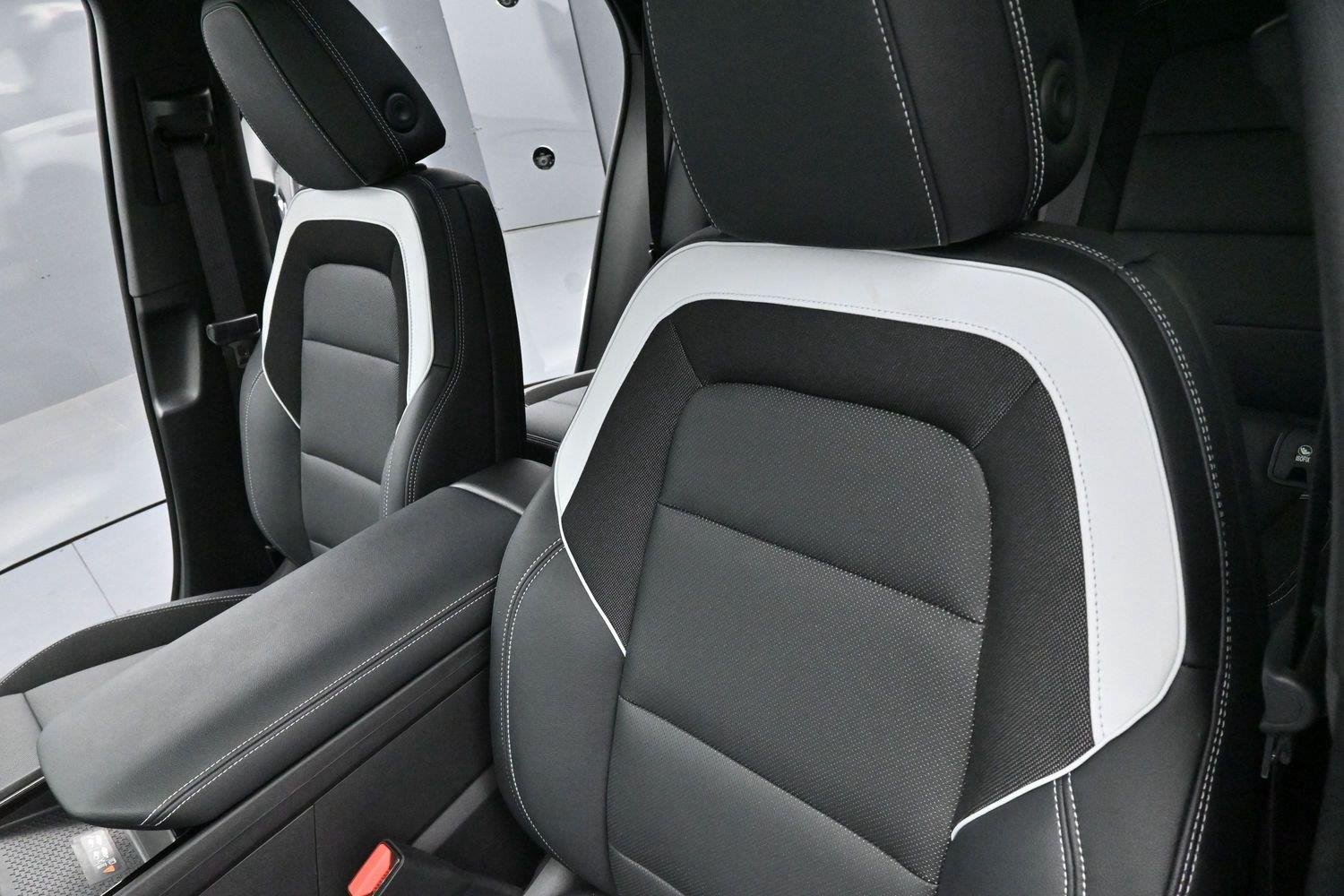 Used 2024 Summit White Chevrolet LT image 17
