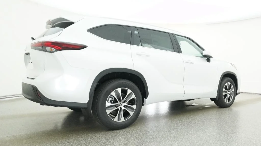 New 2026 Wind Chill Pearl Toyota XLE image 3